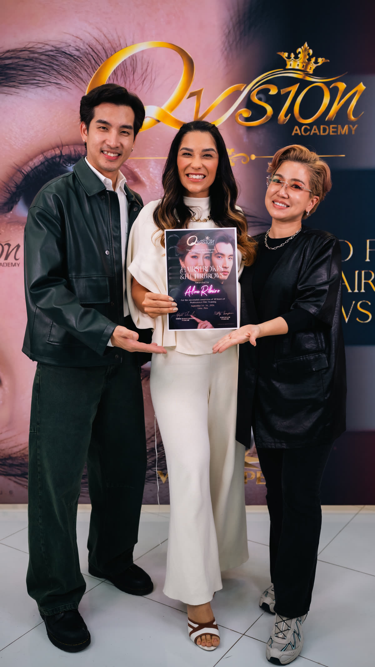 Aline Ribeiro recebendo a certificação Hairstrokes e Flutterbrows ao lado dos mentores tailandeses